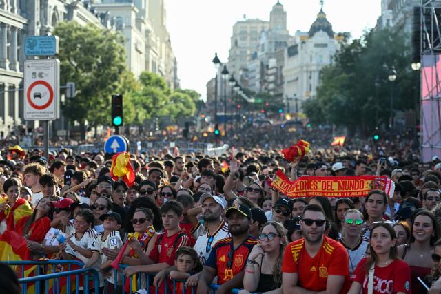 (260721) -- MADRID, July 21, 2026 (Xinhua) -- Fans gather during the celebrations after team Spain won the 2026 FIFA World Cup in Madrid, Spain, on July 20, 2026. (Photo by Gustavo Valiente/Xinhua)
