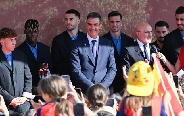 (260721) -- MADRID, July 21, 2026 (Xinhua) -- Spanish Prime Minister Pedro Sanchez (C) attends the celebrations after team Spain won the 2026 FIFA World Cup in Madrid, Spain, on July 20, 2026. (Xinhua/Cheng Min)