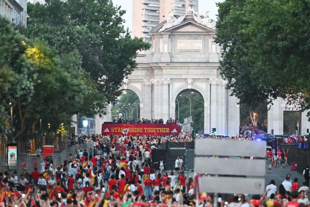 (260721) -- MADRID, July 21, 2026 (Xinhua) -- Fans gather during the celebrations after team Spain won the 2026 FIFA World Cup in Madrid, Spain, on July 20, 2026. (Photo by Gustavo Valiente/Xinhua)
