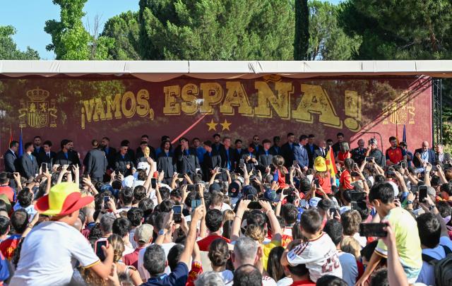 (260721) -- MADRID, July 21, 2026 (Xinhua) -- Players of Spain attend the celebrations after winning the 2026 FIFA World Cup in Madrid, Spain, on July 20, 2026. (Xinhua/Cheng Min)