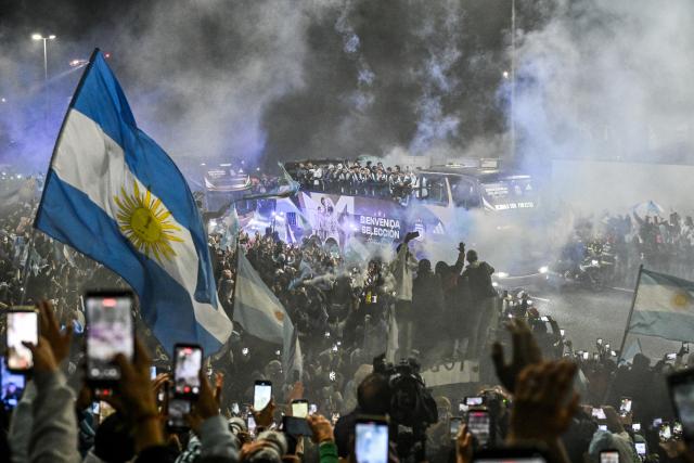 (260721) -- BUENOS AIRES, July 21, 2026 (Xinhua) -- Fans of Argentina gather to welcome the national football team at the Argentine Football Association Training Center in Buenos Aires, Argentina, July 20, 2026. (Photo by Juan Manuel Foglia/Xinhua)