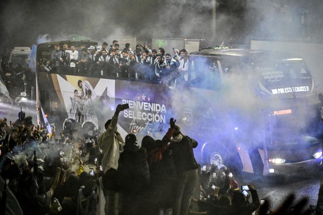 (260721) -- BUENOS AIRES, July 21, 2026 (Xinhua) -- Fans of Argentina gather to welcome the national football team at the Argentine Football Association Training Center in Buenos Aires, Argentina, July 20, 2026. (Photo by Juan Manuel Foglia/Xinhua)