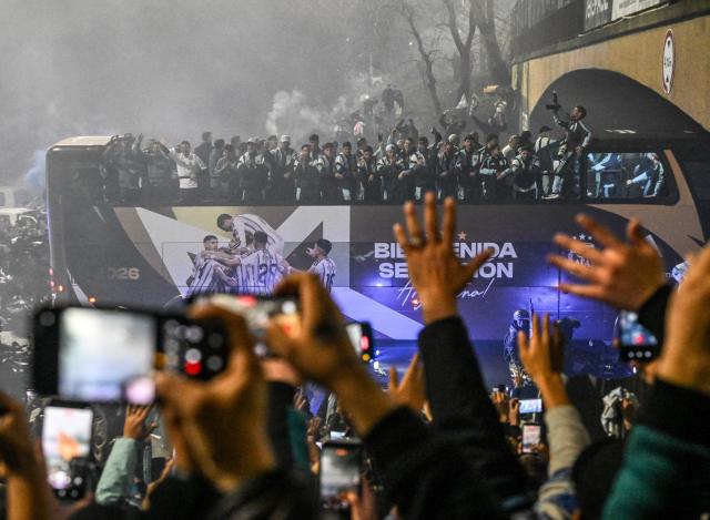 (260721) -- BUENOS AIRES, July 21, 2026 (Xinhua) -- Fans of Argentina gather to welcome the national football team at the Argentine Football Association Training Center in Buenos Aires, Argentina, July 20, 2026. (Photo by Juan Manuel Foglia/Xinhua)