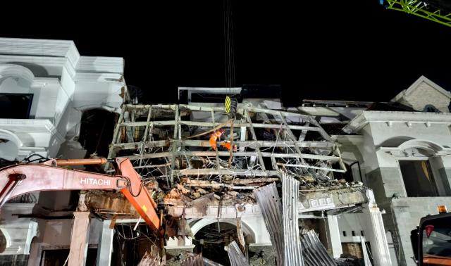 (260721) -- MEDAN, July 21, 2026 (Xinhua) -- This photo provided by Indonesia's National Search and Rescue Agency (Basarnas) Medan shows rescuers working at the scene after a powerful explosion in a residential complex in Medan, North Sumatra, Indonesia, July 21, 2026. A powerful explosion tore through a three-story house in a residential complex in the western Indonesian city of Medan on Monday evening, killing three people and causing extensive damage to surrounding properties, authorities said Tuesday. (Basarnas Medan/Handout via Xinhua)