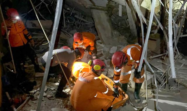 (260721) -- MEDAN, July 21, 2026 (Xinhua) -- This photo provided by Indonesia's National Search and Rescue Agency (Basarnas) Medan shows rescuers working at the scene after a powerful explosion in a residential complex in Medan, North Sumatra, Indonesia, July 21, 2026. A powerful explosion tore through a three-story house in a residential complex in the western Indonesian city of Medan on Monday evening, killing three people and causing extensive damage to surrounding properties, authorities said Tuesday. (Basarnas Medan/Handout via Xinhua)