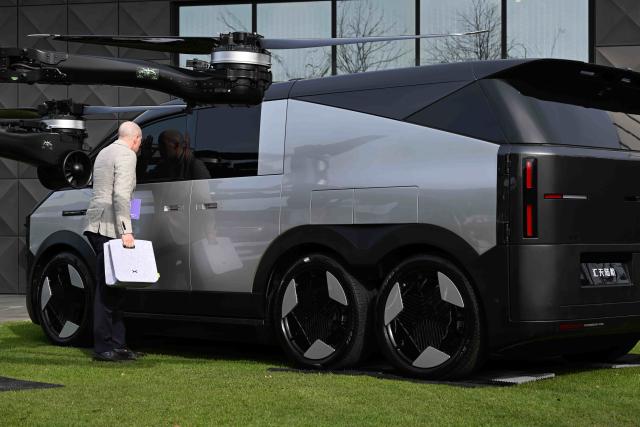 (260721) -- MELBOURNE, July 21, 2026 (Xinhua) -- A visitor looks at XPENG's modular flying car, known as the Land Aircraft Carrier, at an event held in Melbourne, Australia, on July 21, 2026.
  Chinese new-energy vehicle maker XPENG on Tuesday unveiled its development plan for the Australian market as part of its broader strategy for Australia and New Zealand, with its seven-seat flagship X9 making its Australian debut and the right-hand-drive version of the L03 compact SUV also on display.
  TO GO WITH "XPENG expands presence in Australia with new models, stronger after-sales network" (Xinhua/Xu Haijing)