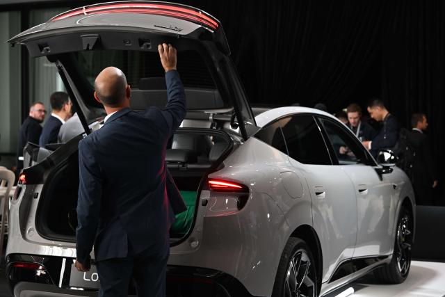 (260721) -- MELBOURNE, July 21, 2026 (Xinhua) -- A visitor examines XPENG's L03 compact SUV at an event held in Melbourne, Australia, on July 21, 2026.
  Chinese new-energy vehicle maker XPENG on Tuesday unveiled its development plan for the Australian market as part of its broader strategy for Australia and New Zealand, with its seven-seat flagship X9 making its Australian debut and the right-hand-drive version of the L03 compact SUV also on display.
  TO GO WITH "XPENG expands presence in Australia with new models, stronger after-sales network" (Xinhua/Xu Haijing)