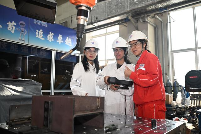 (260721) -- TIANJIN, July 21, 2026 (Xinhua) -- Rimaz Dakhilallah Aljohani (C) tries welding at the Tianjin Intelligent Manufacturing Branch of Offshore Oil Engineering Co., Ltd. (COOEC) in Tianjin, north China, July 9, 2026. Rimaz Dakhilallah Aljohani, a 22-year-old junior majoring in petroleum engineering at King Fahd University of Petroleum and Minerals (KFUPM) in Saudi Arabia, began a two-month internship and training program with six of her classmates at Offshore Oil Engineering Co., Ltd. (COOEC) in Tianjin during the summer vacation. 
  At the Tianjin Intelligent Manufacturing Branch of COOEC, she has experienced modern welding through VR technology, and learned about technologies behind China's modular construction and manufacturing of offshore oil and gas equipment.
  In 2022, China and Saudi Arabia signed the implementation plan for the synergy between the Belt and Road Initiative and Saudi Arabia's Vision 2030. The KFUPM-COOEC internship program represents a concrete practice in implementing the plan and provides a platform for youth exchanges.
  "The level of intelligent manufacturing and standardized project management here has greatly impressed me," Rimaz said. "I truly value this opportunity for international practical training. It has allowed me to gain first-hand knowledge of China's experience in the offshore oil industry. I hope to bring what I have learned back to Saudi Arabia and contribute to China-Saudi Arabia energy cooperation." (Xinhua/Sun Fanyue)