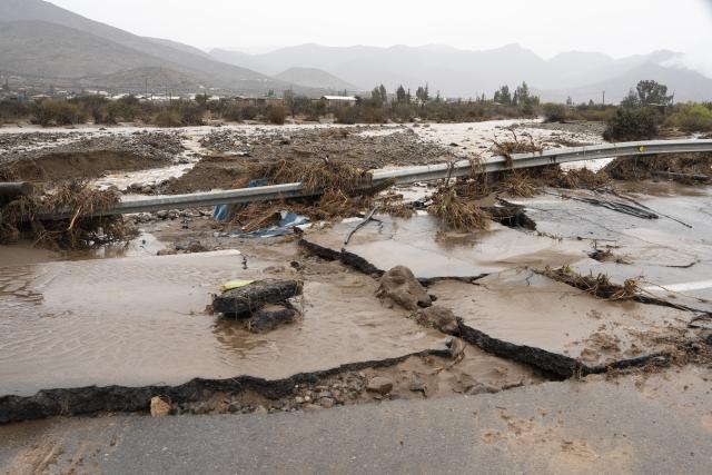 (260721) -- SANTIAGO, July 21, 2026 (Xinhua) -- This photo taken on July 19, 2026 shows a damaged part of a highway in Coquimbo region, Chile.
  Heavy rains have battered Chile's northern Atacama and Coquimbo regions since last week. The rainfall has killed at least ten people, prompting the declaration of a state of emergency. (Xinhua)