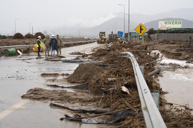 (260721) -- SANTIAGO, July 21, 2026 (Xinhua) -- Rescue workers inspect a damaged part of a highway in Coquimbo region, Chile, July 19, 2026.
  Heavy rains have battered Chile's northern Atacama and Coquimbo regions since last week. The rainfall has killed at least ten people, prompting the declaration of a state of emergency. (Xinhua)