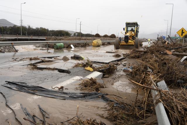(260721) -- SANTIAGO, July 21, 2026 (Xinhua) -- A rescue vehicle operates at a damaged part of a highway in Coquimbo region, Chile, July 19, 2026.
  Heavy rains have battered Chile's northern Atacama and Coquimbo regions since last week. The rainfall has killed at least ten people, prompting the declaration of a state of emergency. (Xinhua)