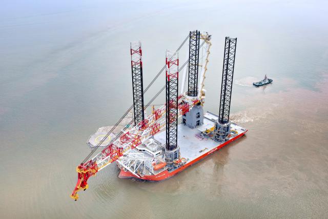 (260721) -- QIDONG, July 21, 2026 (Xinhua) -- A drone photo taken on July 21, 2026 shows the NG20000 wind turbine installation vessel "Fengsheng" being officially delivered and setting sail in Qidong, east China's Jiangsu Province.
  A vessel customized by COSCO Shipping (Qidong) Offshore Co., Ltd. for a Danish shipping company was officially delivered and set sail on Tuesday. 
  The vessel features a super-large deck of over 5,600 square meters, a payload of 17,600 tonnes, and a main crane lifting capacity of more than 3,300 tonnes. It is capable of installing wind turbines of 20 megawatts and above. (Photo by Xu Congjun/Xinhua)