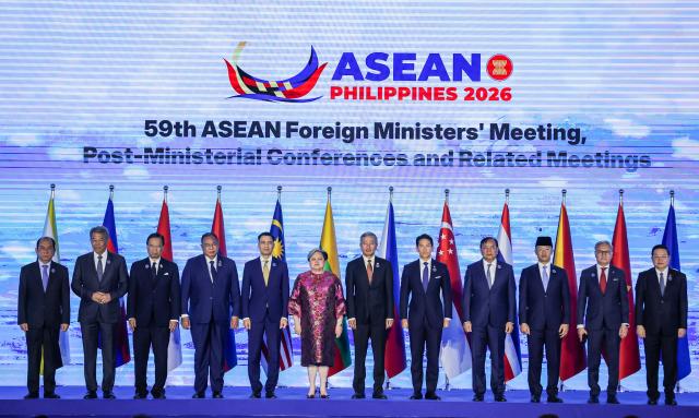 (260721) -- MANILA, July 21, 2026 (Xinhua) -- Participants pose for a group photo during the opening ceremony of the 59th ASEAN Foreign Ministers' Meeting in Manila, the Philippines, July 21, 2026. (Xinhua/Rouelle Umali)