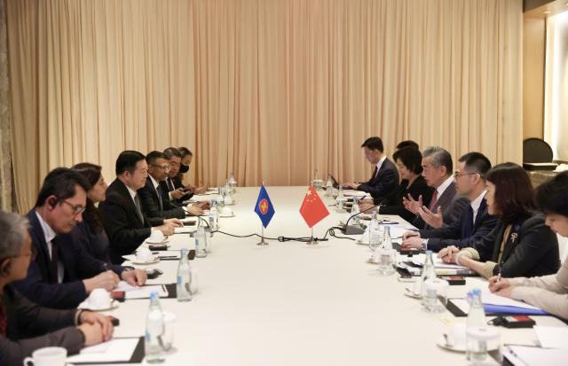 (260721) -- MANILA, July 21, 2026 (Xinhua) -- Chinese Foreign Minister Wang Yi, also a member of the Political Bureau of the Communist Party of China Central Committee, meets with ASEAN Secretary-General Kao Kim Hourn in Manila, the Philippines, July 21, 2026. (Xinhua/Rouelle Umali)