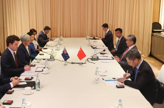 (260721) -- MANILA, July 21, 2026 (Xinhua) -- Chinese Foreign Minister Wang Yi, also a member of the Political Bureau of the Communist Party of China Central Committee, meets with Australian Foreign Minister Penny Wong in Manila, the Philippines, July 21, 2026. (Xinhua/Rouelle Umali)