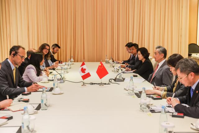 (260721) -- MANILA, July 21, 2026 (Xinhua) -- Chinese Foreign Minister Wang Yi, also a member of the Political Bureau of the Communist Party of China Central Committee, meets with Canadian Foreign Minister Anita Anand in Manila, the Philippines, July 21, 2026. (Xinhua/Rouelle Umali)