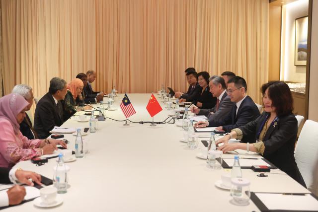 (260721) -- MANILA, July 21, 2026 (Xinhua) -- Chinese Foreign Minister Wang Yi, also a member of the Political Bureau of the Communist Party of China Central Committee, meets with Malaysian Foreign Minister Mohamad Hasan in Manila, the Philippines, July 21, 2026. (Xinhua/Guo Yige)