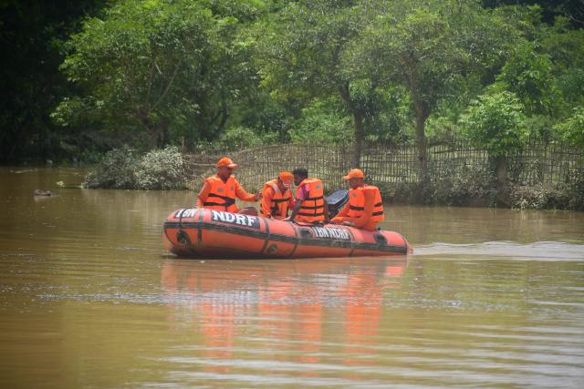 (260721) -- NEW DELHI, July 21, 2026 (Xinhua) -- A rescue lifeboat runs over floodwaters after heavy rains in Jorhat district of India's northeastern state of Assam, on July 21, 2026. (Str/Xinhua)