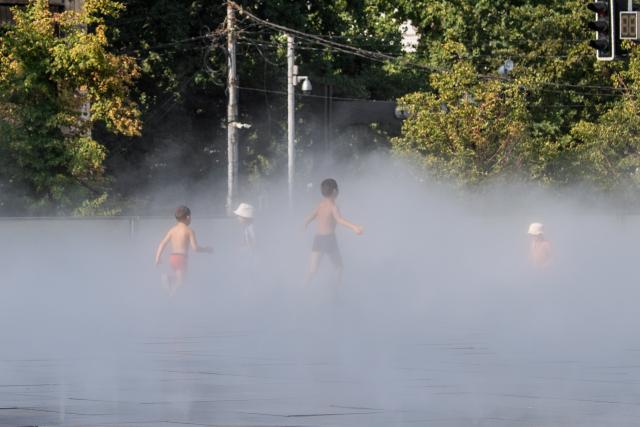 (260721) -- ALMATY, July 21, 2026 (Xinhua) -- Children cool off at a splash pad in Almaty, Kazakhstan, on July 20, 2026. (Str/Xinhua)