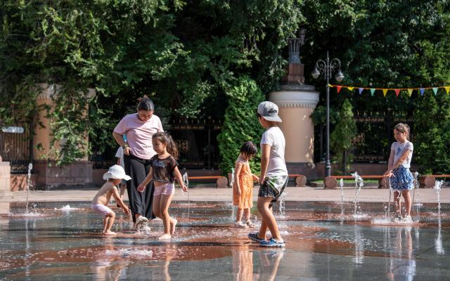 (260721) -- ALMATY, July 21, 2026 (Xinhua) -- Children cool off at Central Park in Almaty, Kazakhstan, on July 20, 2026. (Str/Xinhua)