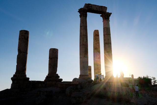 (260722) -- AMMAN, July 22, 2026 (Xinhua) -- Tourists visit the Temple of Hercules at the Citadel in Amman, Jordan, on July 20, 2026. Amman is the capital of Jordan where tradition and modernity coexist. From the ancient Citadel to the modern shopping district, traces of different eras intertwine to reveal the city's unique charm and enduring vitality. (Xinhua/Xin Mengchen)