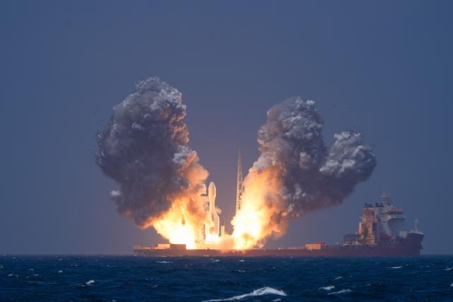 (260722) -- SHANGHAI, July 22, 2026 (Xinhua) -- A Gravity-1 carrier rocket carrying nine satellites blasts off from waters off the coast of Shanghai, east China, July 22, 2026. The Taiyuan Satellite Launch Center launched the commercial rocket at 10:54 a.m. (Beijing Time), placing nine satellites into their designated orbits. (Photo by Song Xiongye/Xinhua)