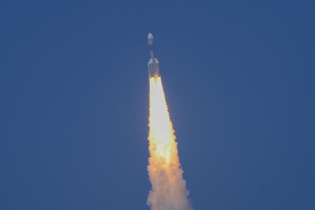 (260722) -- SHANGHAI, July 22, 2026 (Xinhua) -- A Gravity-1 carrier rocket carrying nine satellites blasts off from waters off the coast of Shanghai, east China, July 22, 2026. The Taiyuan Satellite Launch Center launched the commercial rocket at 10:54 a.m. (Beijing Time), placing nine satellites into their designated orbits. (Photo by Song Xiongye/Xinhua)
