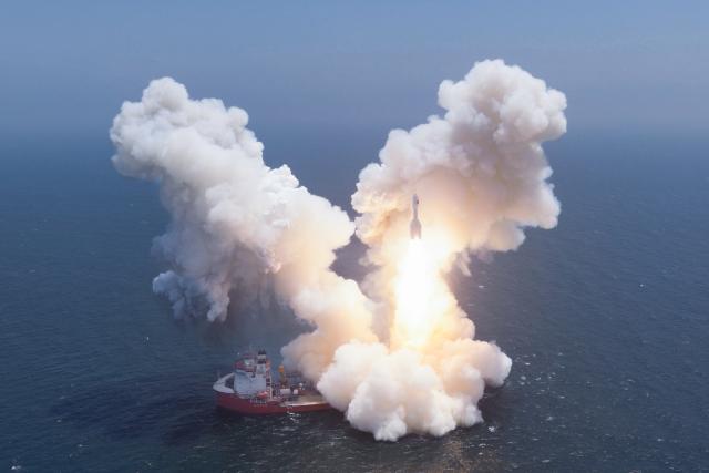 (260722) -- SHANGHAI, July 22, 2026 (Xinhua) -- A Gravity-1 carrier rocket carrying nine satellites blasts off from waters off the coast of Shanghai, east China, July 22, 2026. The Taiyuan Satellite Launch Center launched the commercial rocket at 10:54 a.m. (Beijing Time), placing nine satellites into their designated orbits. (Xinhua)