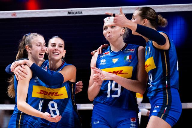 (260722) -- MACAO, July 22, 2026 (Xinhua) -- Players of Italy celebrate during the quarterfinal between Italy and the Netherlands at the Women's Volleyball Nations League (VNL) 2026 Finals in Macao, south China, July 22, 2026. (Xinhua/Cheong Kam Ka)