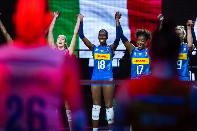 (260722) -- MACAO, July 22, 2026 (Xinhua) -- Players of Italy react before the quarterfinal between Italy and the Netherlands at the Women's Volleyball Nations League (VNL) 2026 Finals in Macao, south China, July 22, 2026. (Xinhua/Cheong Kam Ka)
