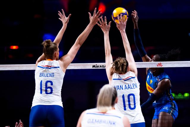 (260722) -- MACAO, July 22, 2026 (Xinhua) -- Myriam Fatime Sylla (R) of Italy competes during the quarterfinal between Italy and the Netherlands at the Women's Volleyball Nations League (VNL) 2026 Finals in Macao, south China, July 22, 2026. (Xinhua/Cheong Kam Ka)