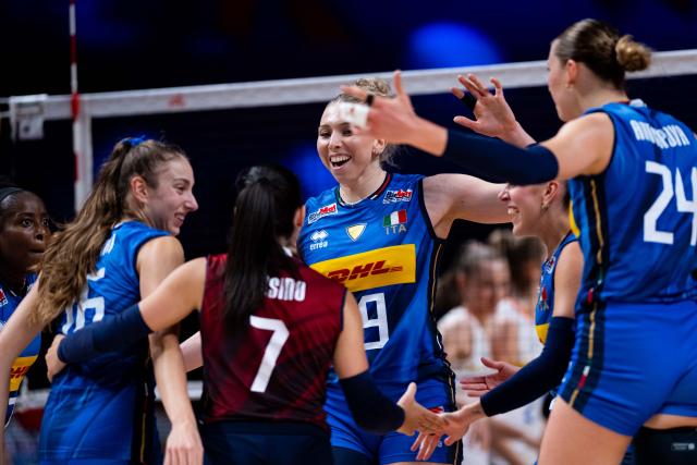(260722) -- MACAO, July 22, 2026 (Xinhua) -- Players of Italy celebrate during the quarterfinal between Italy and the Netherlands at the Women's Volleyball Nations League (VNL) 2026 Finals in Macao, south China, July 22, 2026. (Xinhua/Cheong Kam Ka)
