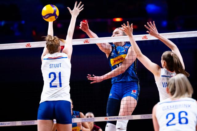 (260722) -- MACAO, July 22, 2026 (Xinhua) -- Sarah Luisa Fahr (C) of Italy comeptes during the quarterfinal between Italy and the Netherlands at the Women's Volleyball Nations League (VNL) 2026 Finals in Macao, south China, July 22, 2026. (Xinhua/Cheong Kam Ka)