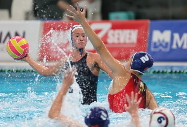 (260722) -- SYDNEY, July 22, 2026 (Xinhua) -- Emily Mary Ausmus (L) of the United States competes during the quarterfinal match between China and the United States at the Women's Water Polo World Cup 2026 - Final in Sydney, Australia, July 22, 2026. (Xinhua/Gong Bing)