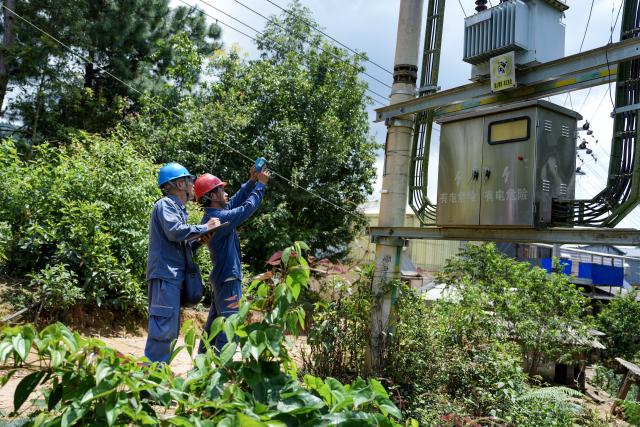 (260722) -- MOJIANG, July 22, 2026 (Xinhua) -- Power grid workers check power facilities at a temporary shelter at Jingping Village in Yutang Town of Mojiang Hani Autonomous County, southwest China's Yunnan Province, on July 22, 2026. The Yunnan provincial earthquake relief headquarters has activated a Level-IV emergency response after a 5.0-magnitude earthquake jolted Mojiang on Tuesday, local authorities said.
   No casualties have been reported so far. (Xinhua/Chen Xinbo)