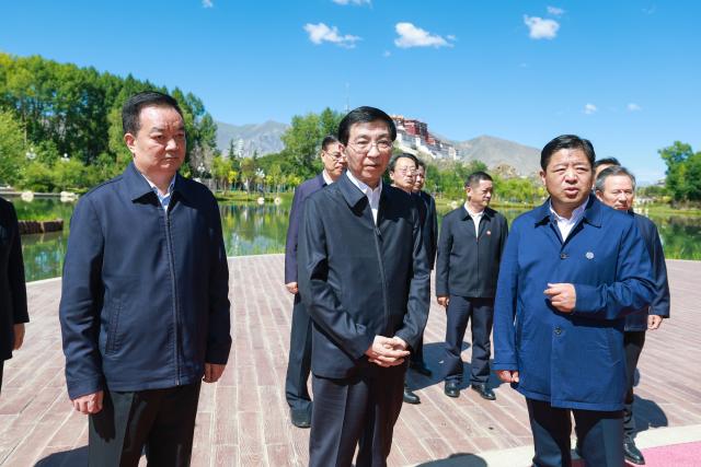 (260722) -- LHASA, July 22, 2026 (Xinhua) -- Wang Huning, a member of the Standing Committee of the Political Bureau of the Communist Party of China (CPC) Central Committee and chairman of the National Committee of the Chinese People's Political Consultative Conference, visits a park in Lhasa, southwest China's Xizang Autonomous Region, July 19, 2026. Wang made a research tour in Xizang from July 19 to 22. (Xinhua/Liu Bin)