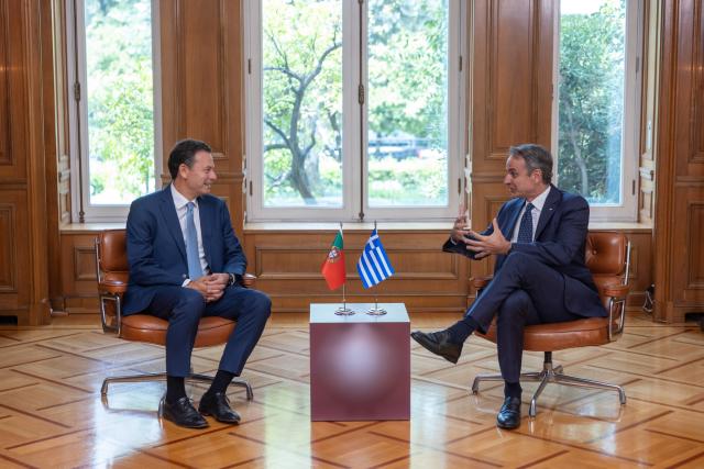 (260722) -- ATHENS, July 22, 2026 (Xinhua) -- Greek Prime Minister Kyriakos Mitsotakis (R) meets with visiting Portuguese Prime Minister Luis Montenegro in Athens, Greece, July 22, 2026.
  Greece and Portugal agreed on Wednesday to strengthen cooperation in firefighting, civil protection and disaster response as both countries face growing challenges from climate change. (Photo by Lefteris Partsalis/Xinhua)