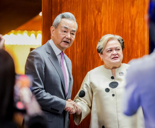 (260722) -- MANILA, July 22, 2026 (Xinhua) -- Chinese Foreign Minister Wang Yi, also a member of the Political Bureau of the Communist Party of China Central Committee, meets with Philippine Foreign Affairs Secretary Ma. Theresa Lazaro in Manila, the Philippines, July 22, 2026. (Xinhua/Guo Yige)