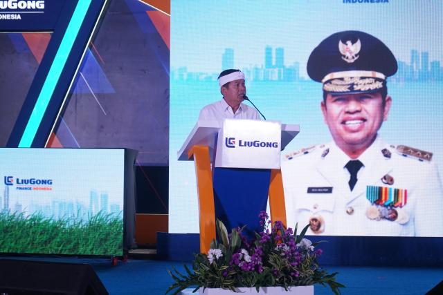 (260722) -- WEST JAVA, July 22, 2026 (Xinhua) -- Dedi Mulyadi, governor of West Java, delivers a speech at the groundbreaking ceremony for an industrial park of Chinese machinery giant LiuGong in West Java, Indonesia, July 22, 2026.
  TO GO WITH "China's machinery giant breaks ground on green, smart industrial park in Indonesia" (Xinhua)