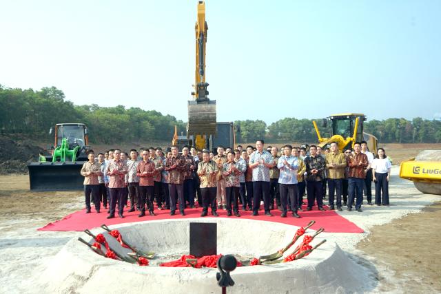 (260722) -- WEST JAVA, July 22, 2026 (Xinhua) -- Guests pose for group photos at the groundbreaking ceremony for an industrial park of Chinese machinery giant LiuGong in West Java, Indonesia, July 22, 2026.
  TO GO WITH "China's machinery giant breaks ground on green, smart industrial park in Indonesia" (Xinhua)
