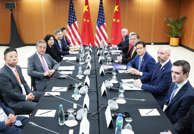 (260722) -- MANILA, July 22, 2026 (Xinhua) -- Chinese Foreign Minister Wang Yi, also a member of the Political Bureau of the Communist Party of China Central Committee, meets with U.S. Secretary of State Marco Rubio in Manila, the Philippines, July 22, 2026. (Xinhua/Li Meng)