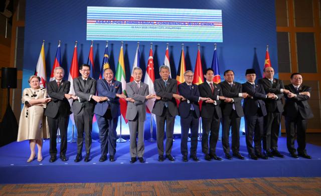 (260722) -- MANILA, July 22, 2026 (Xinhua) -- Representatives attending the China-ASEAN Foreign Ministers' Meeting pose for a group photo in Manila, the Philippines, July 22, 2026. Chinese Foreign Minister Wang Yi, also a member of the Political Bureau of the Communist Party of China Central Committee, co-hosted the meeting, which was attended by foreign ministers of ASEAN members as well as the secretary-general of the ASEAN. (Xinhua/Rouelle Umali)