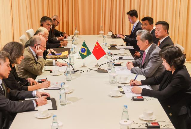 (260722) -- MANILA, July 22, 2026 (Xinhua) -- Chinese Foreign Minister Wang Yi, also a member of the Political Bureau of the Communist Party of China Central Committee, meets with Brazilian Foreign Minister Mauro Vieira in Manila, the Philippines, July 22, 2026. (Xinhua/Rouelle Umali)