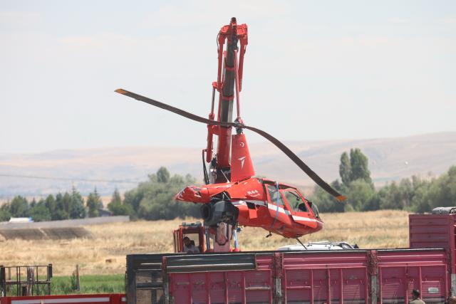 (260722) -- ANKARA, July 22, 2026 (Xinhua) -- Emergency service personnel work at the site where a training helicopter crashed in the Temelli neighborhood, in Ankara, Türkiye, on July 22, 2026. One pilot was killed and another injured when a training helicopter crashed in Türkiye's capital Ankara on Wednesday, authorities said. (Mustafa Kaya/Handout via Xinhua)