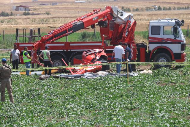 (260722) -- ANKARA, July 22, 2026 (Xinhua) -- Emergency service personnel work at the site where a training helicopter crashed in the Temelli neighborhood, in Ankara, Türkiye, on July 22, 2026. One pilot was killed and another injured when a training helicopter crashed in Türkiye's capital Ankara on Wednesday, authorities said. (Mustafa Kaya/Handout via Xinhua)