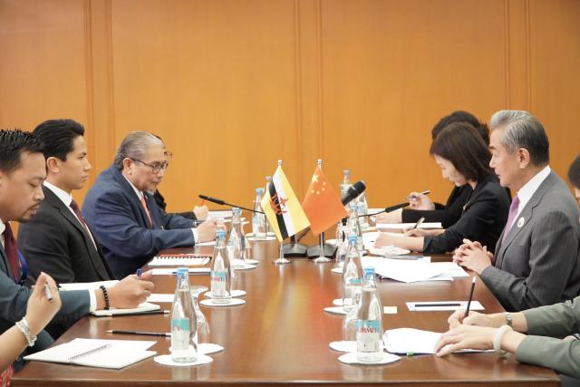 (260722) -- MANILA, July 22, 2026 (Xinhua) -- Chinese Foreign Minister Wang Yi, also a member of the Political Bureau of the Communist Party of China Central Committee, meets with Prince Abdul Mateen, Brunei's minister of foreign affairs in Manila, the Philippines, July 22, 2026. (Xinhua/Li Meng)