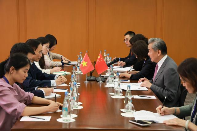 (260722) -- MANILA, July 22, 2026 (Xinhua) -- Chinese Foreign Minister Wang Yi, also a member of the Political Bureau of the Communist Party of China Central Committee, meets with Vietnamese Foreign Minister Le Hoai Trung in Manila, the Philippines, July 22, 2026. (Xinhua/Li Meng)