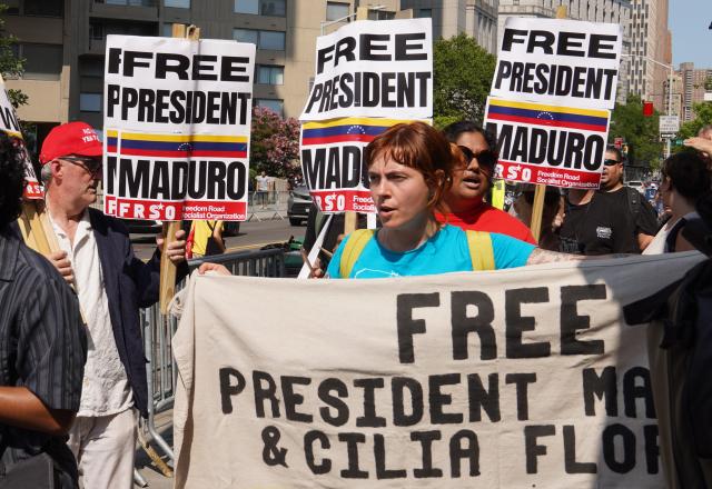 (260722) -- NEW YORK, July 22, 2026 (Xinhua) -- Supporters of Venezuelan President Nicolas Maduro protest outside a courthouse in New York, the United States, July 22, 2026. Venezuelan President Nicolas Maduro and his wife Cilia Flores will go on trial starting on June 1, 2027, a U.S. judge ruled on Wednesday.
The couple, who pleaded not guilty to drug trafficking and firearms charges, made their third appearance in a New York court after the forcible seizure by U.S. troops in a military raid in early January. (Xinhua/Zhang Fengguo)