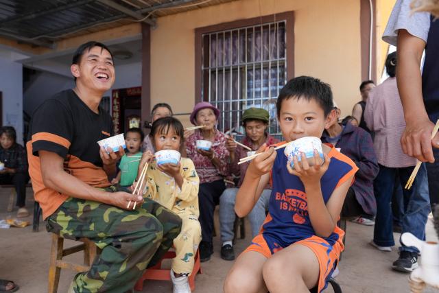(260723) -- BEIJING, July 23, 2026 (Xinhua) -- Residents have meals at a temporary shelter at Jingping Village in Yutang Town of Mojiang Hani Autonomous County, southwest China's Yunnan Province, on July 22, 2026. The Yunnan provincial earthquake relief headquarters has activated a Level-IV emergency response after a 5.0-magnitude earthquake jolted Mojiang on Tuesday, local authorities said.
   No casualties have been reported so far. (Xinhua/Chen Xinbo)