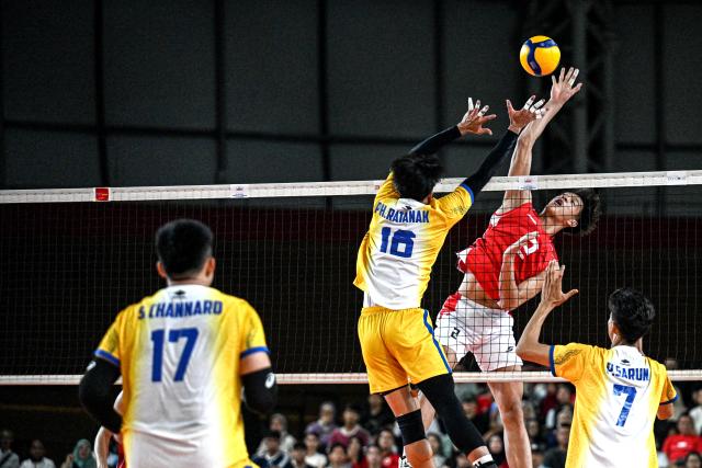 (260723) -- JAKARTA, July 23, 2026 (Xinhua) -- Putra Bagus Hidayatulloh (2nd R) of Indonesia spikes the ball during the Pool A match between Indonesia and Cambodia at the 2026 Men's SEA Volleyball Cup Second Leg at Velodrome Stadium in Jakarta, Indonesia, July 22, 2026. (Xinhua/Agung Kuncahya B.)